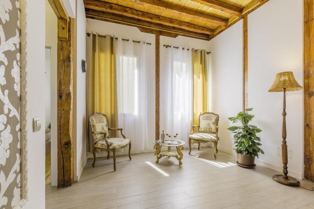 Oriente Palace Apartments - 13