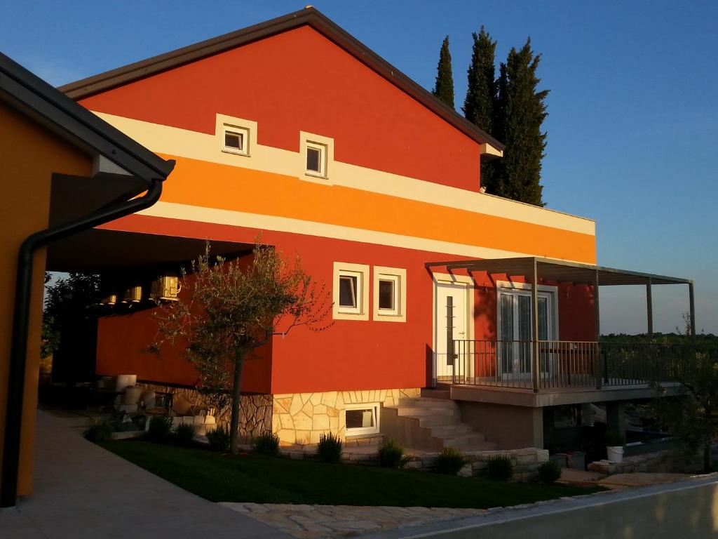 サヴドリアにあるSummer Delight Apartmentsの赤とオレンジの建物(バルコニー付)