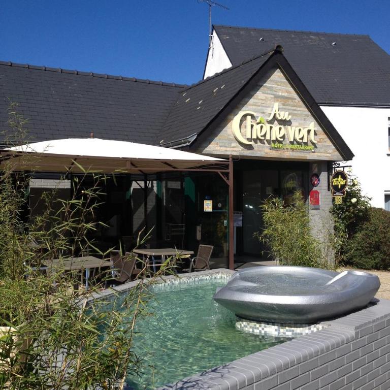 Bazén v ubytování Logis, Hôtel Au Chêne Vert, Saint-Brieuc Nord nebo v jeho okolí