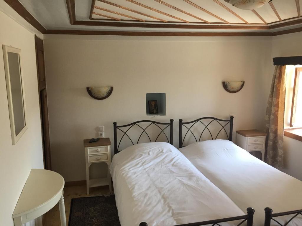 Postel nebo postele na pokoji v ubytování Elafotopos Hotel