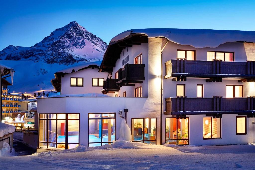 Nespecifikovaný výhled na hory nebo výhled na hory při pohledu z hotelu