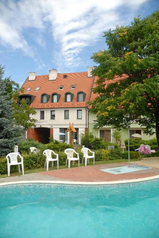 Bazén v ubytování Abbázia Club Hotel Kék nebo v jeho okolí