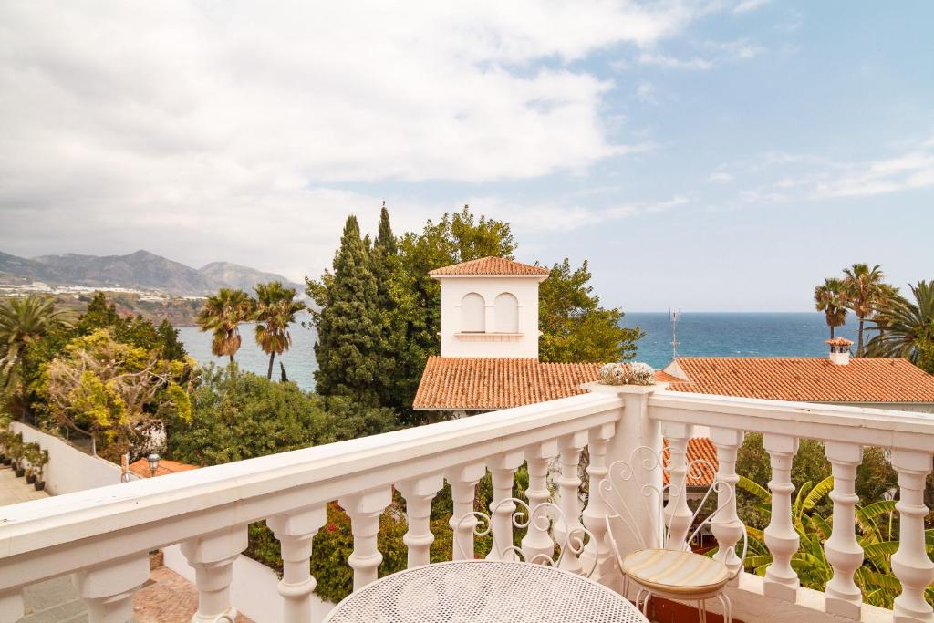 balkon domu z widokiem na ocean w obiekcie Carabeillo 13 Apartments Casasol w mieście Nerja