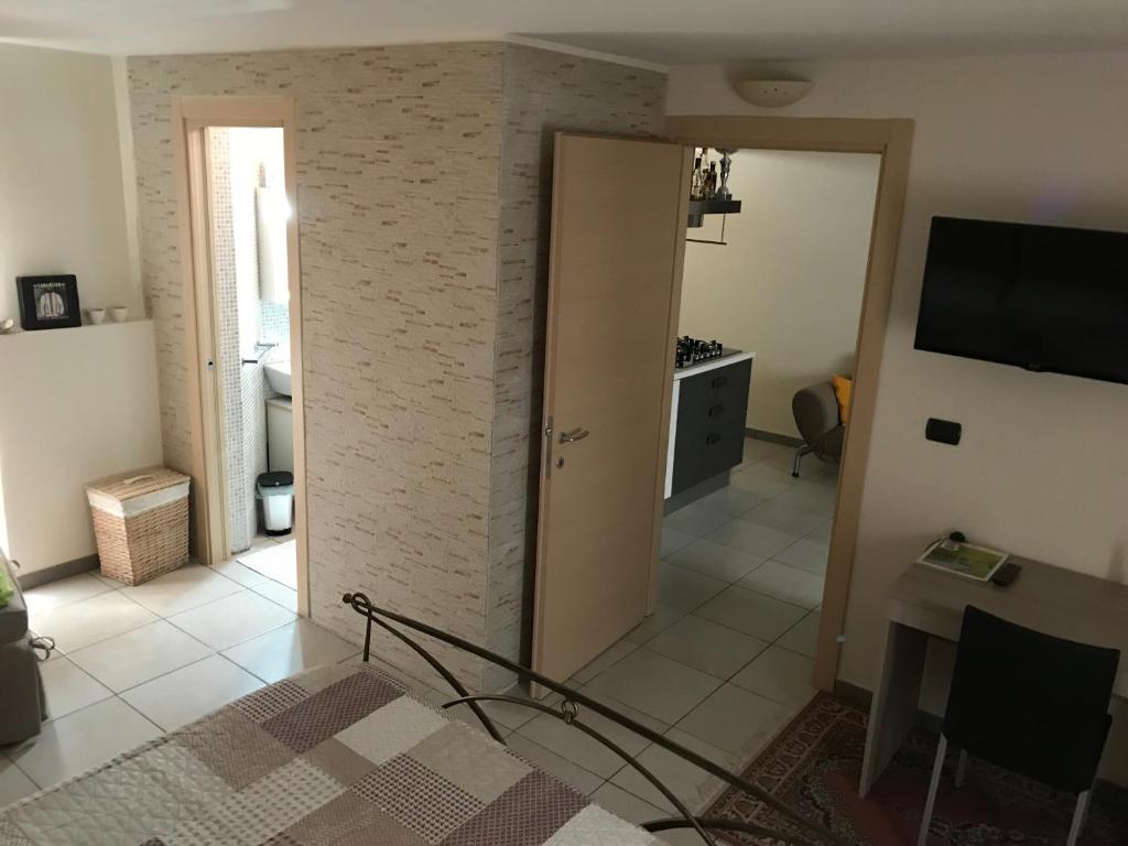 salon z telewizorem i ścianą w obiekcie Appartamento Caniglia w mieście Francavilla Fontana
