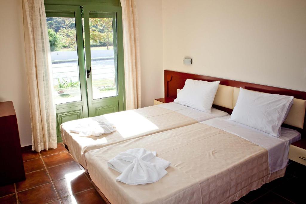 Tempat tidur dalam kamar di Aselinos Suites