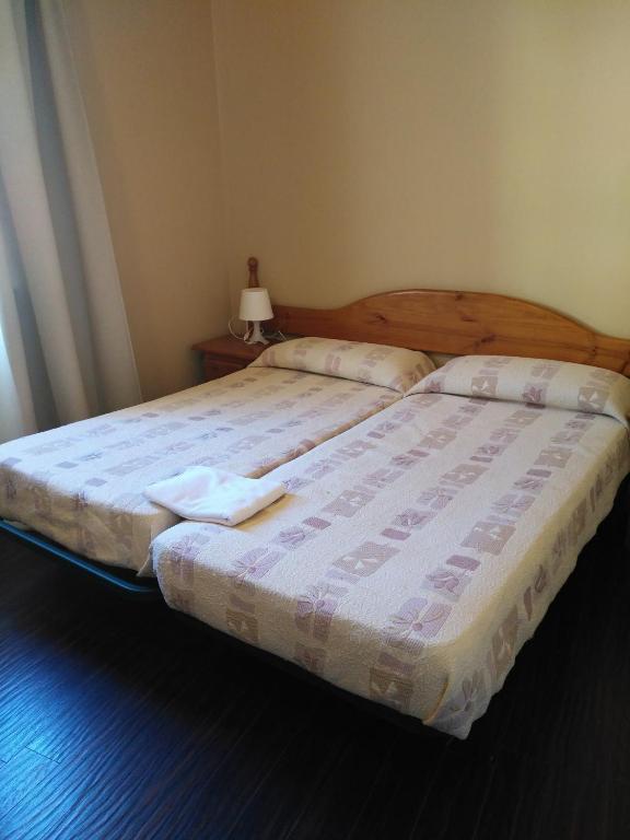 Postel nebo postele na pokoji v ubytování Hostal Porta De Núria