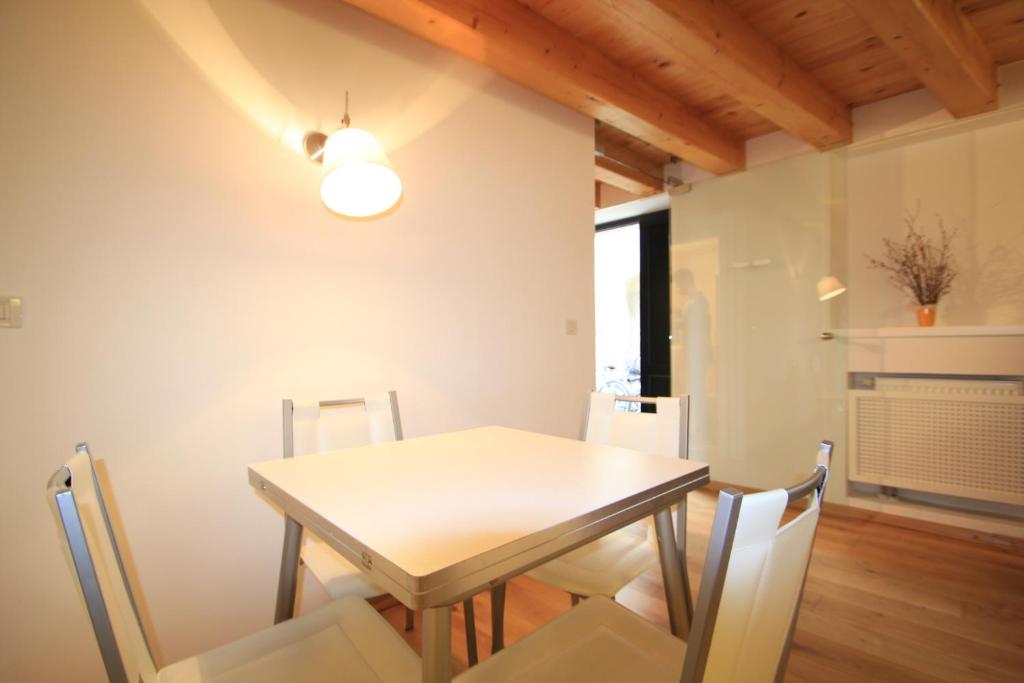 ein Esszimmer mit einem Tisch und Stühlen in der Unterkunft Cres Design Apartments in Cres