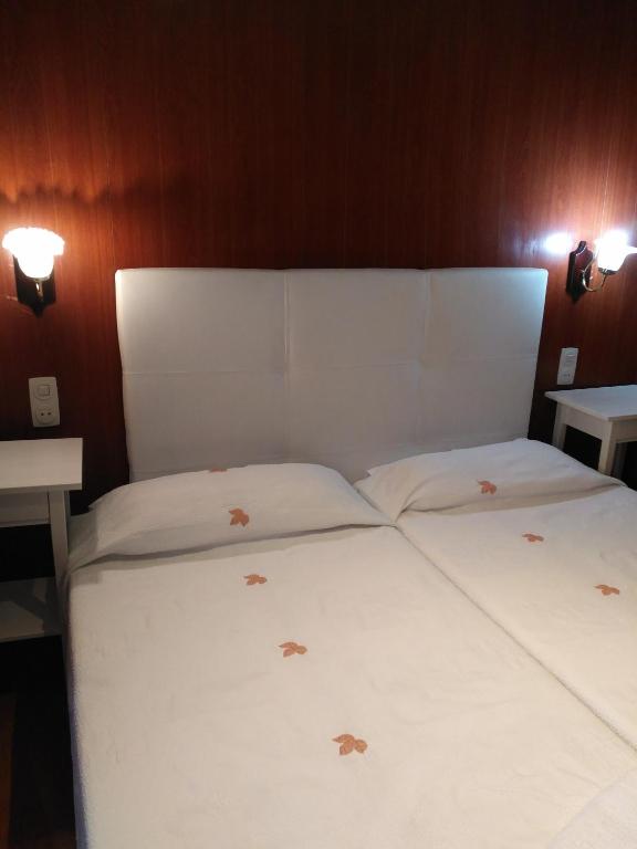 Postel nebo postele na pokoji v ubytování Hostal Porta De Núria