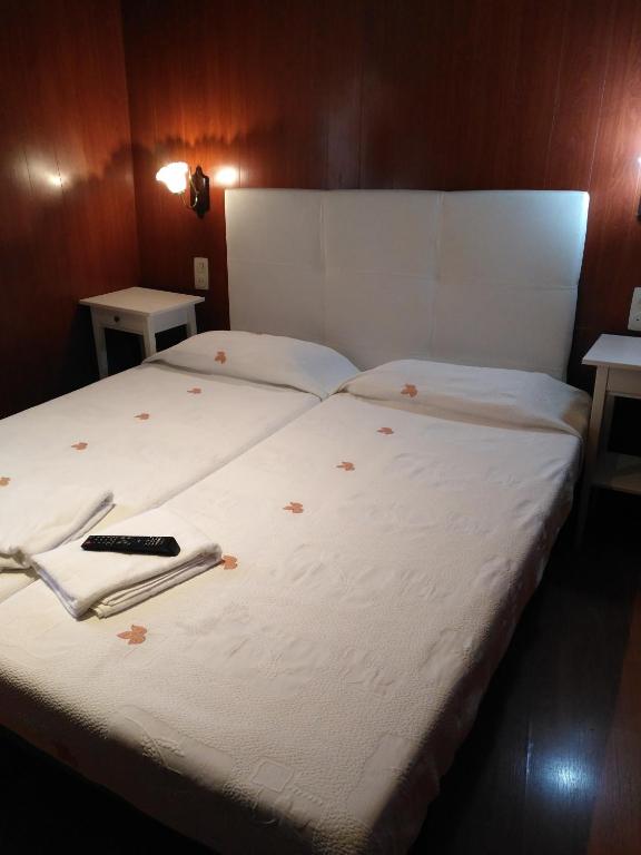 Postel nebo postele na pokoji v ubytování Hostal Porta De Núria