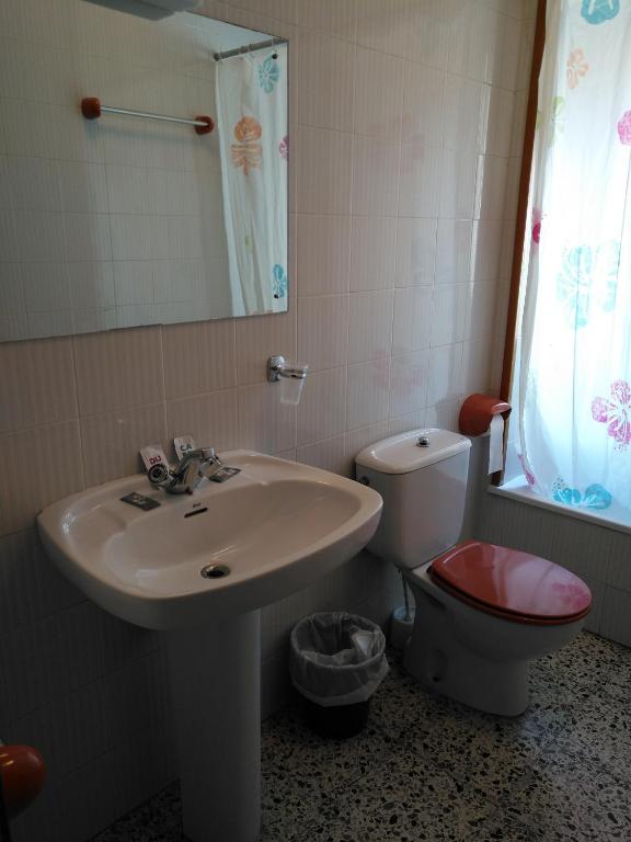 Koupelna v ubytování Hostal Porta De Núria