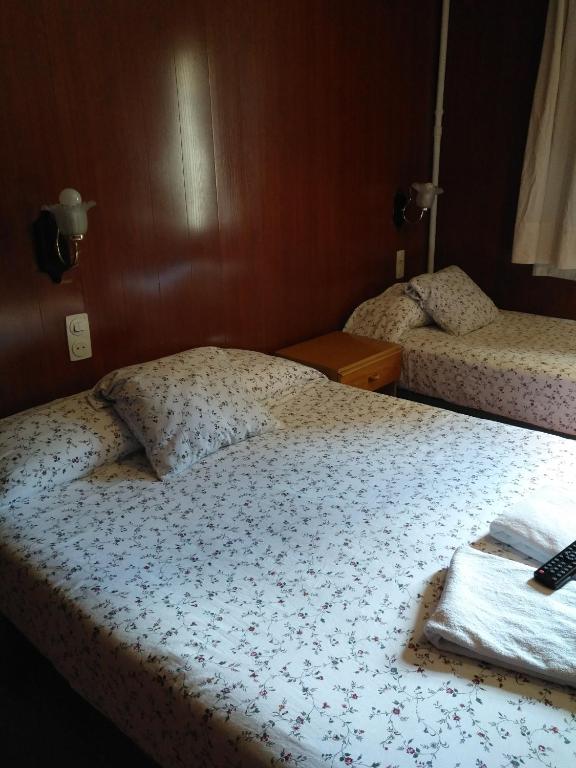 Postel nebo postele na pokoji v ubytování Hostal Porta De Núria
