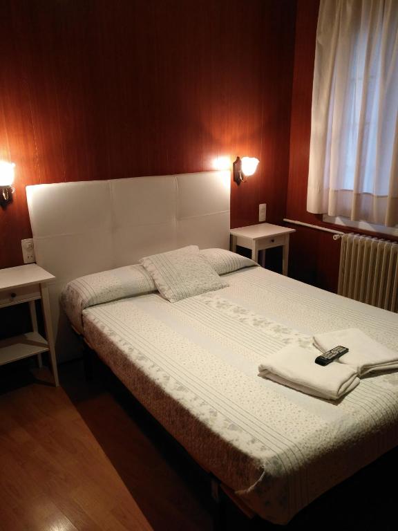 Postel nebo postele na pokoji v ubytování Hostal Porta De Núria