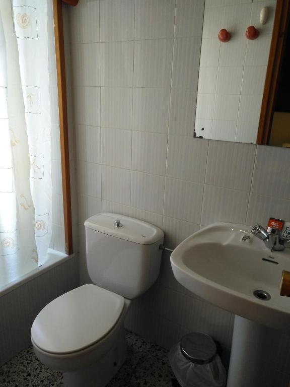 Koupelna v ubytování Hostal Porta De Núria