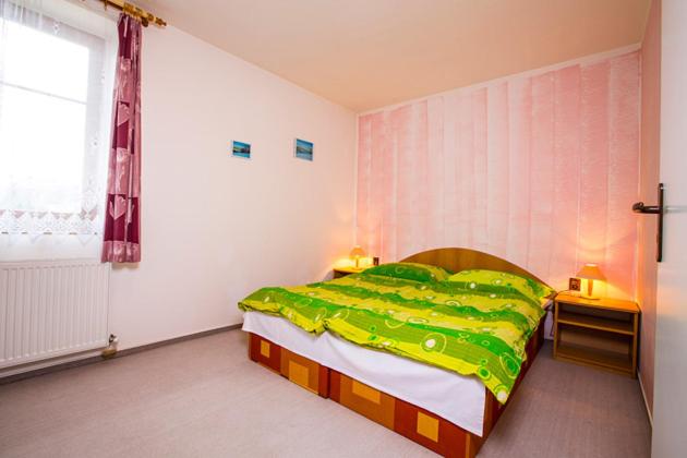 Postel nebo postele na pokoji v ubytování Apartments Večerník Rokytnice