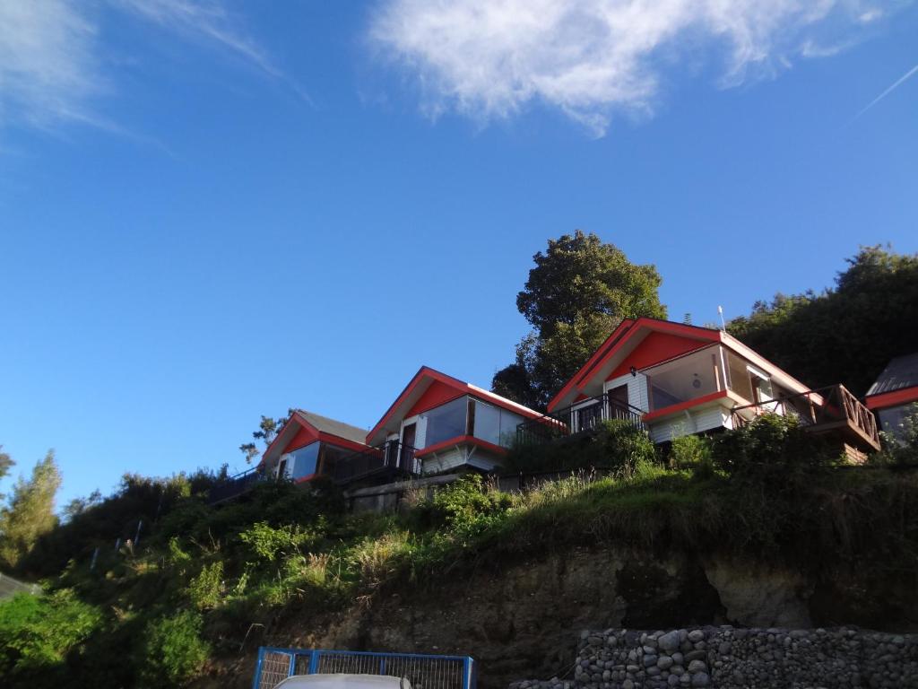 una fila de casas en la cima de una colina en Cabañas del Puerto, en Puerto Montt