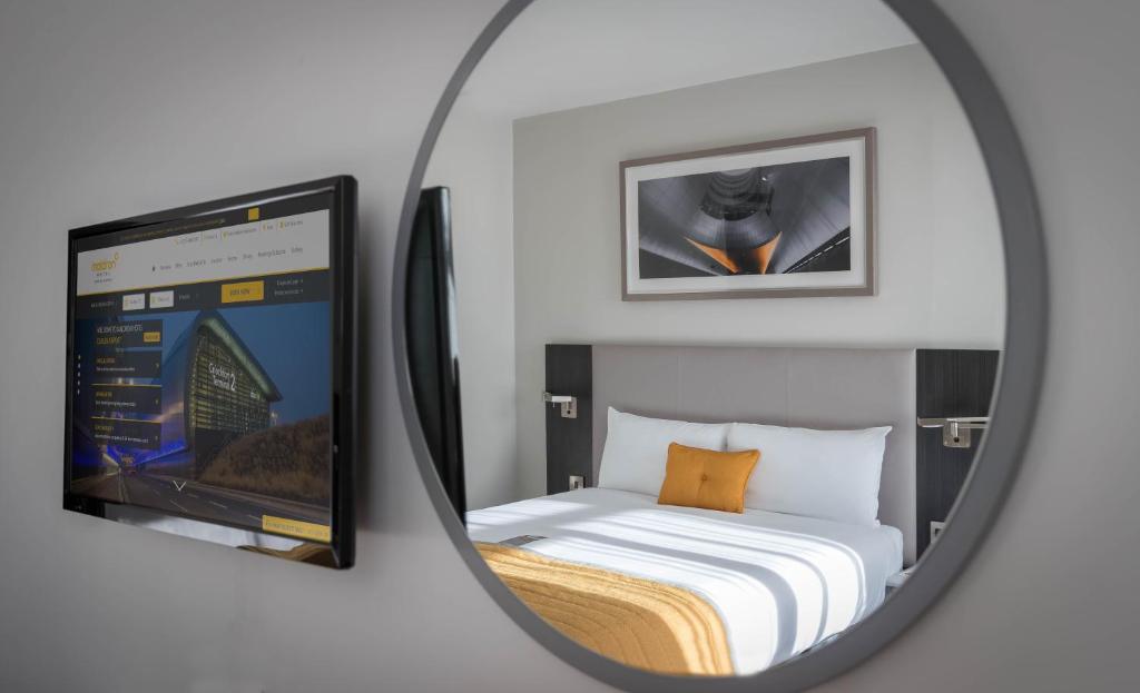Postel nebo postele na pokoji v ubytování Maldron Hotel Dublin Airport