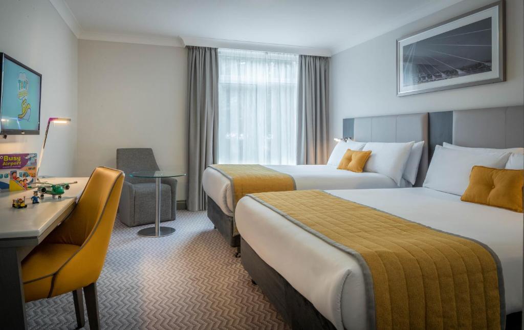 Postel nebo postele na pokoji v ubytování Maldron Hotel Dublin Airport