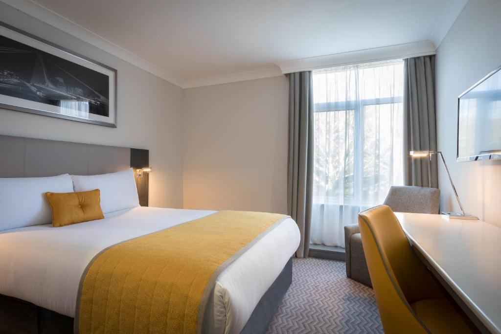 Postel nebo postele na pokoji v ubytování Maldron Hotel Dublin Airport