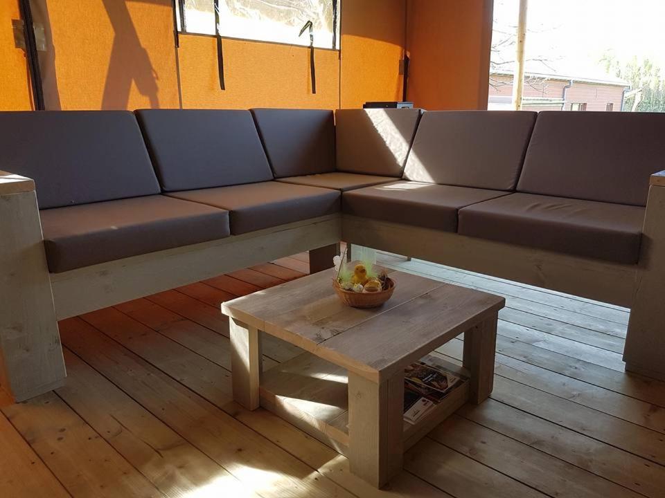 Area soggiorno di Glamping op het Zeugekot