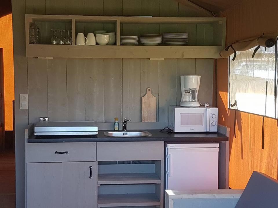 Cucina o angolo cottura di Glamping op het Zeugekot