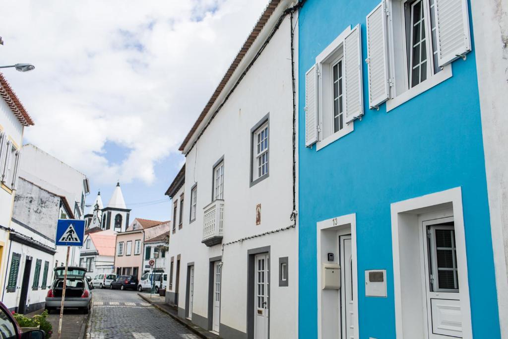 een straat in een stad met blauwe en witte gebouwen bij Casa de Hóspedes Porto Pim in Horta