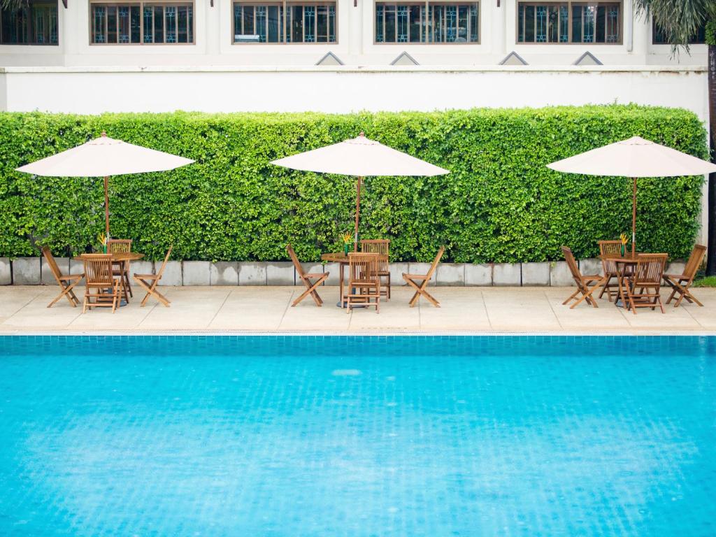 Bazén v ubytování Maneechan Resort - SHA Extra Plus nebo v jeho okolí