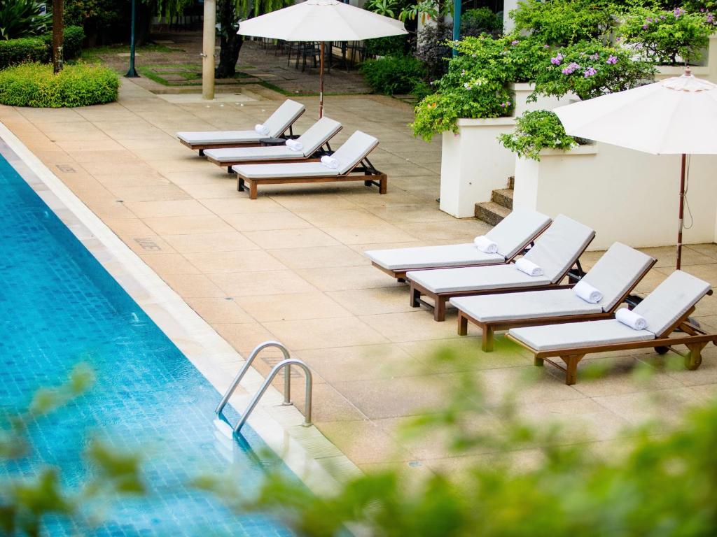Bazén v ubytování Maneechan Resort - SHA Extra Plus nebo v jeho okolí