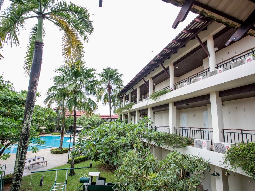 Bazén v ubytování Maneechan Resort - SHA Extra Plus nebo v jeho okolí