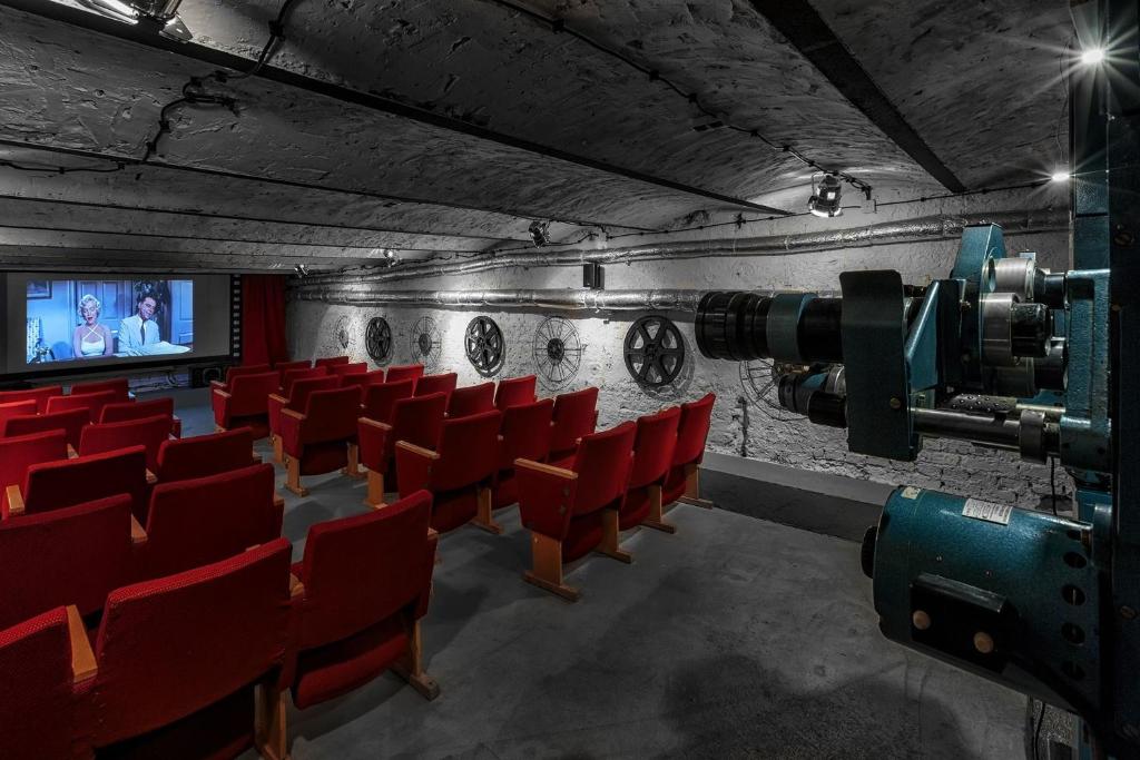 Televízia a/alebo spoločenská miestnosť v ubytovaní Cinema Rooms - Piotrkowska