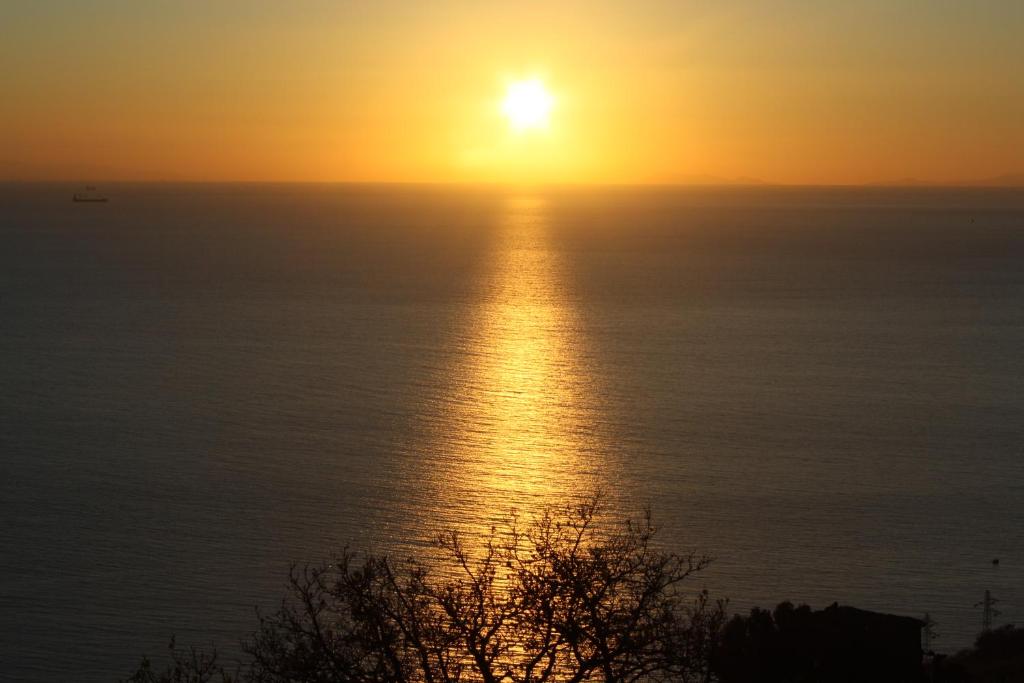 a sunset over the ocean with the sun in the sky at Le Terrazze di Martina in Nicotera