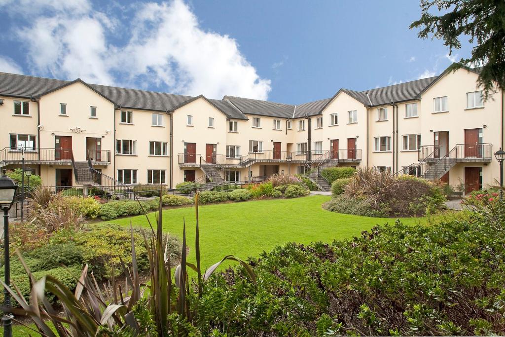 una fila de edificios de apartamentos con césped verde en Menlo Park Apartments, en Galway