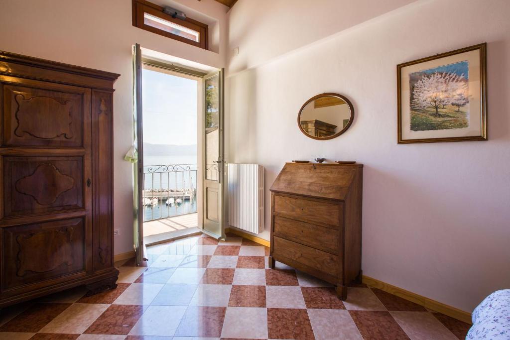 Zdjęcie z galerii obiektu Le Camerine Apartment Water Front w mieście Toscolano Maderno