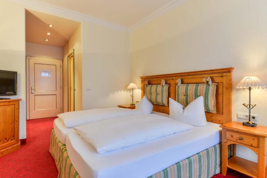 Postel nebo postele na pokoji v ubytování Hotel Post Murnau