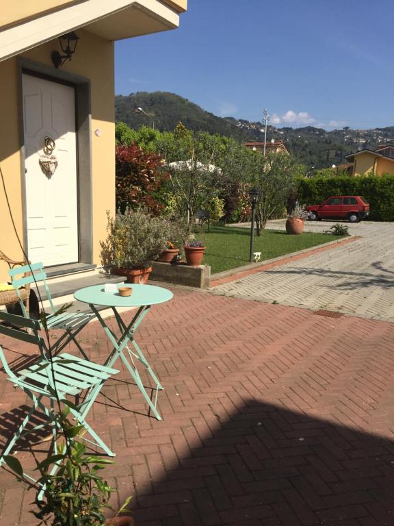 a table and chairs on a brick patio at B & B Da Ferro in Massarosa
