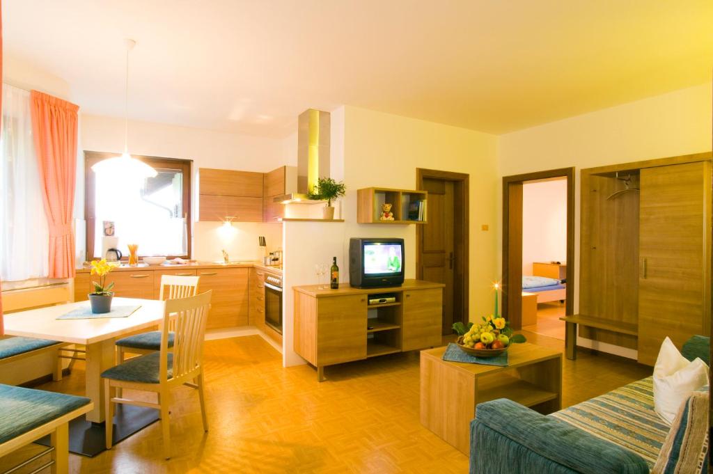Kuchyň nebo kuchyňský kout v ubytování Appartements Peilerhof
