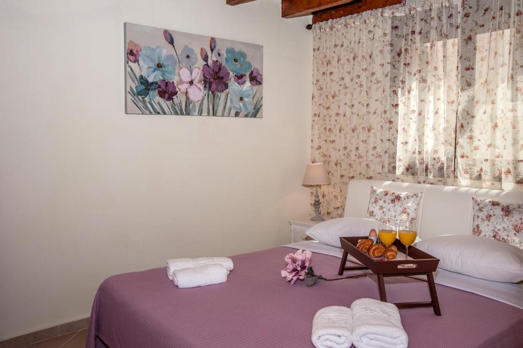 Łóżko lub łóżka w pokoju w obiekcie Kyriaki's Cozy Apartments