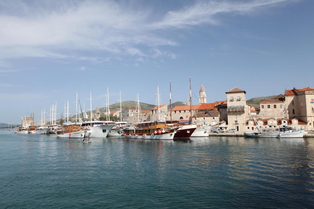 Um monte de barcos estão ancorados num porto. em Apartment Marina em Trogir