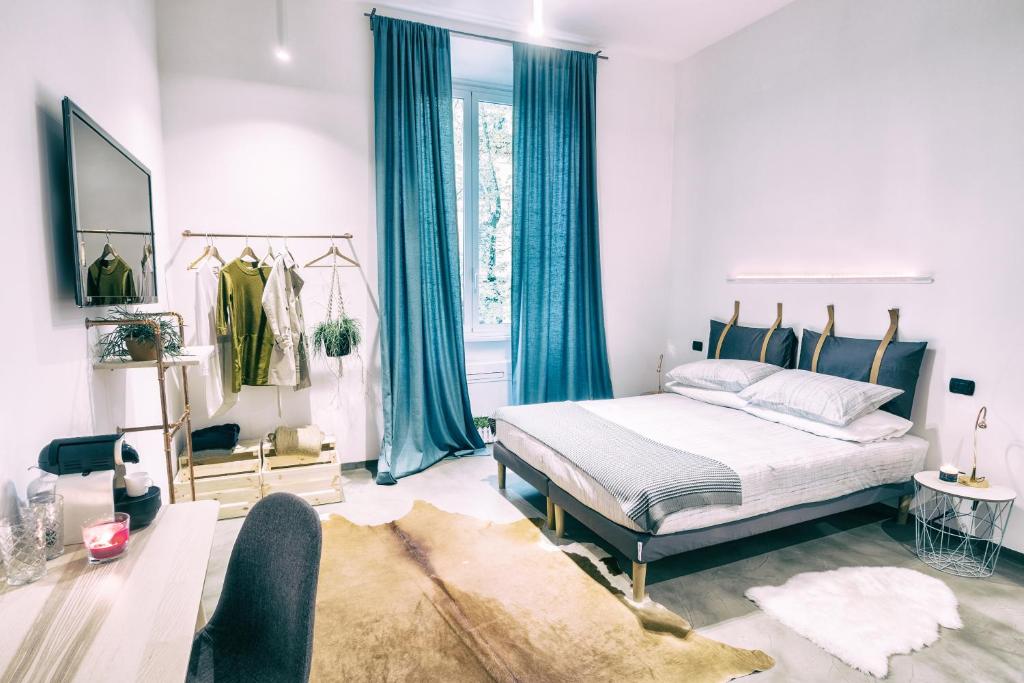 ローマにあるSanta Nara B&Bのベッドルーム1室(ベッド1台、青いカーテン付きの窓付)