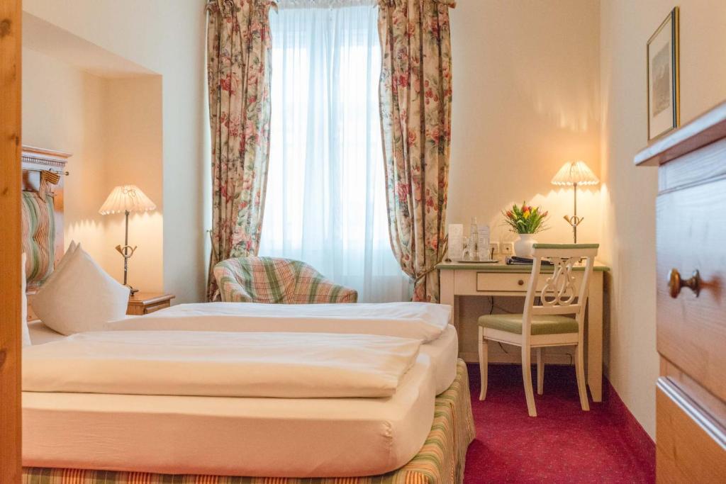 Postel nebo postele na pokoji v ubytování Hotel Post Murnau