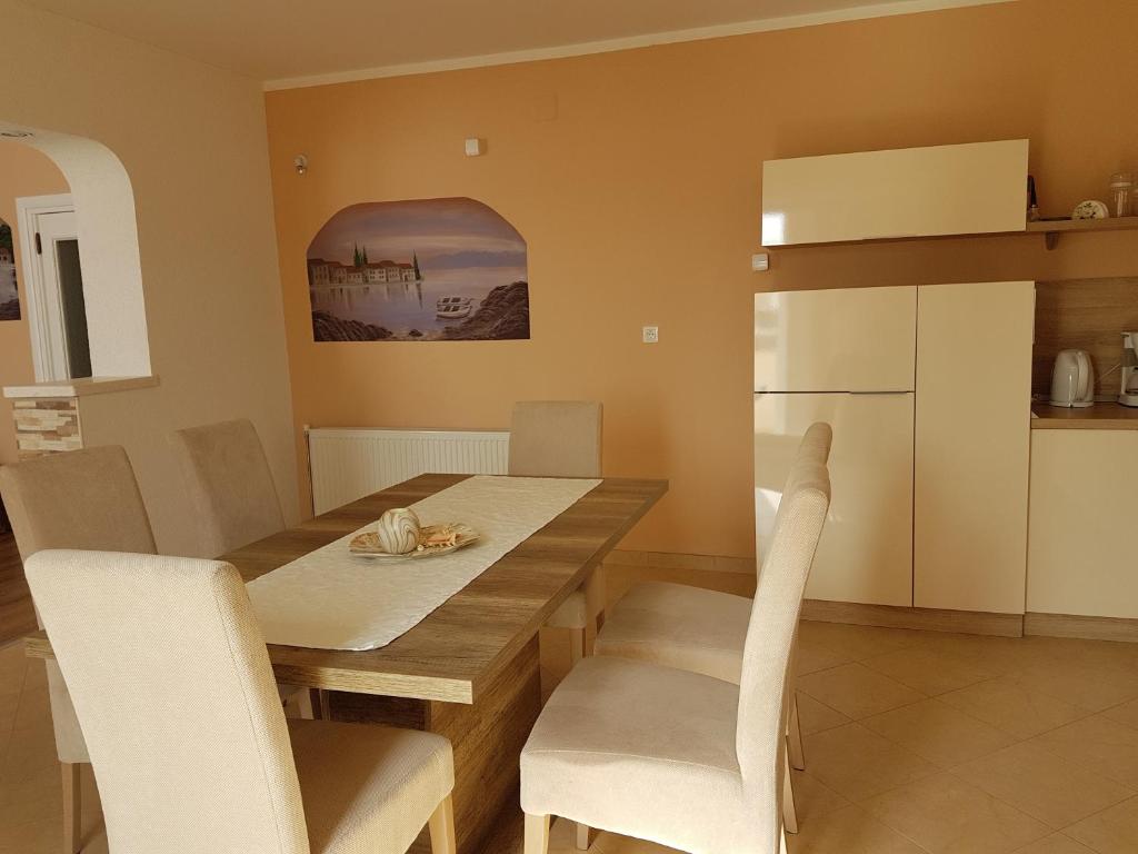 Kuchyň nebo kuchyňský kout v ubytování Apartments Suzana