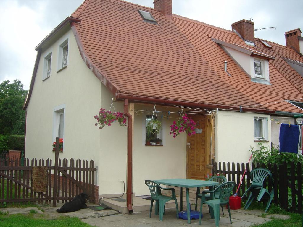 a small white house with a table and chairs at Noclegi u Emilii in Sopot