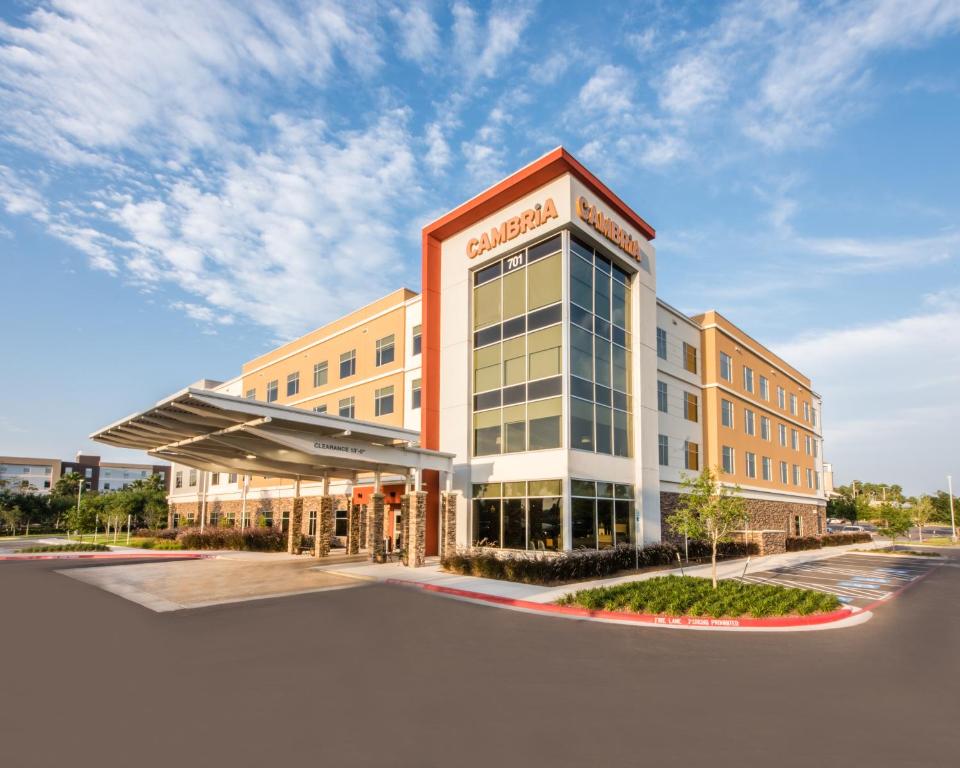 a Representación de un edificio de oficinas en Cambria Hotel McAllen Convention Center, en McAllen