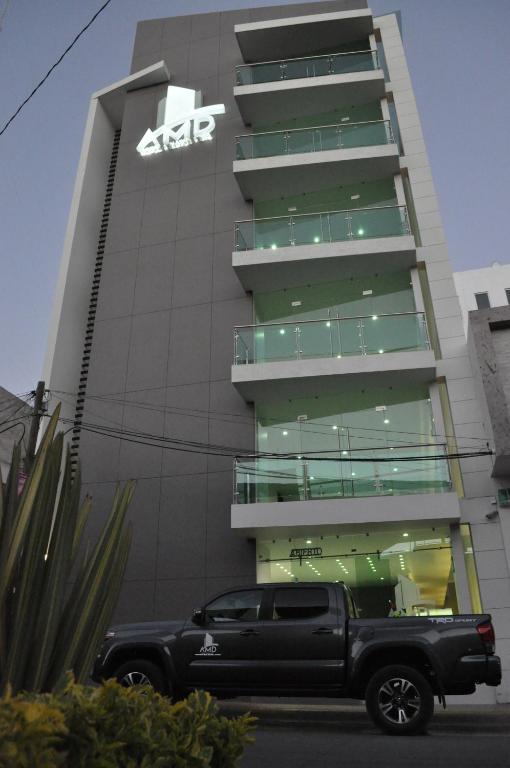 un camión estacionado frente a un edificio en AMD Hotel, en San Juan de los Lagos