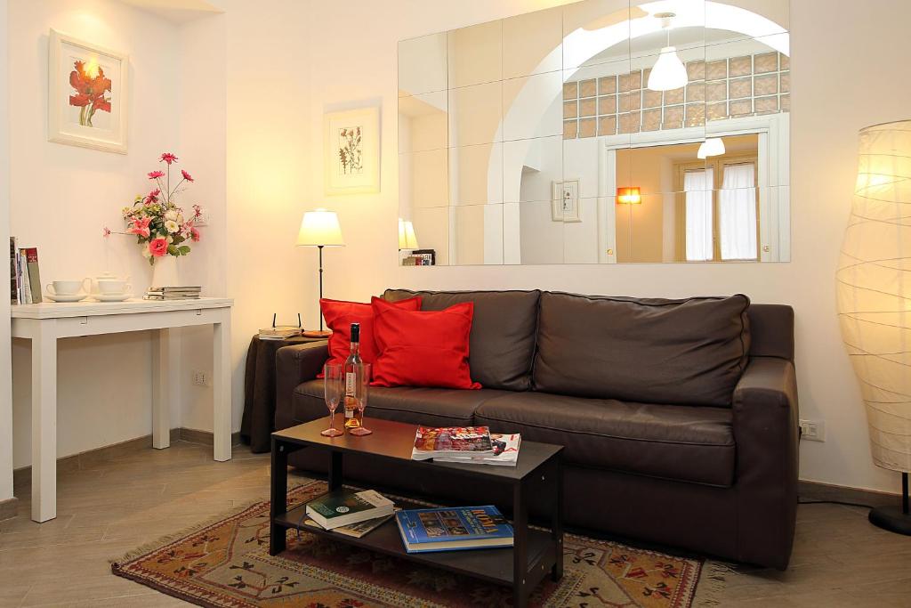 a living room with a brown couch and a table at Great Central Apartment in Rome