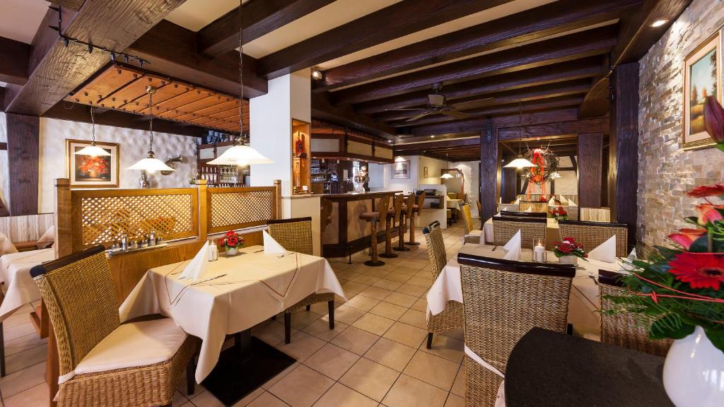 jadalnia ze stołami i krzesłami w restauracji w obiekcie Zum Fässle w mieście Hagnau