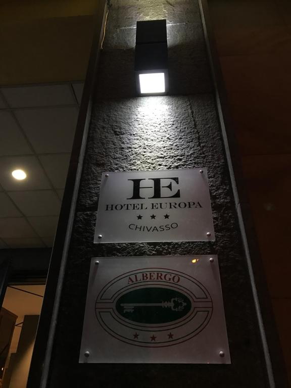 ein Schild auf dem Boden eines Gebäudes mit Licht in der Unterkunft Hotel Europa in Chivasso