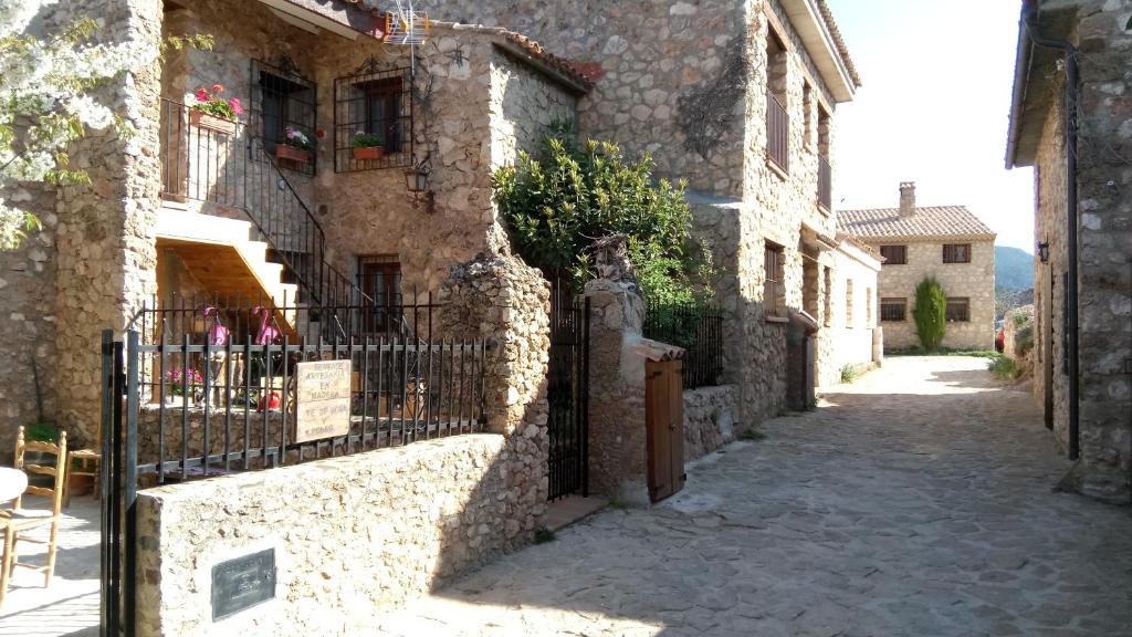 un callejón en un antiguo edificio de piedra con una puerta en Casas Rurales el Olmo, en Riópar Viejo