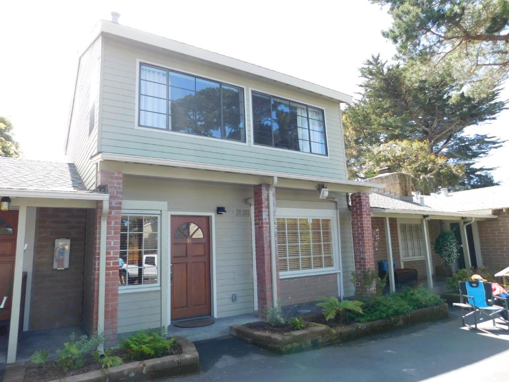 Casa blanca con puerta roja en Pine Acres Lodge en Pacific Grove