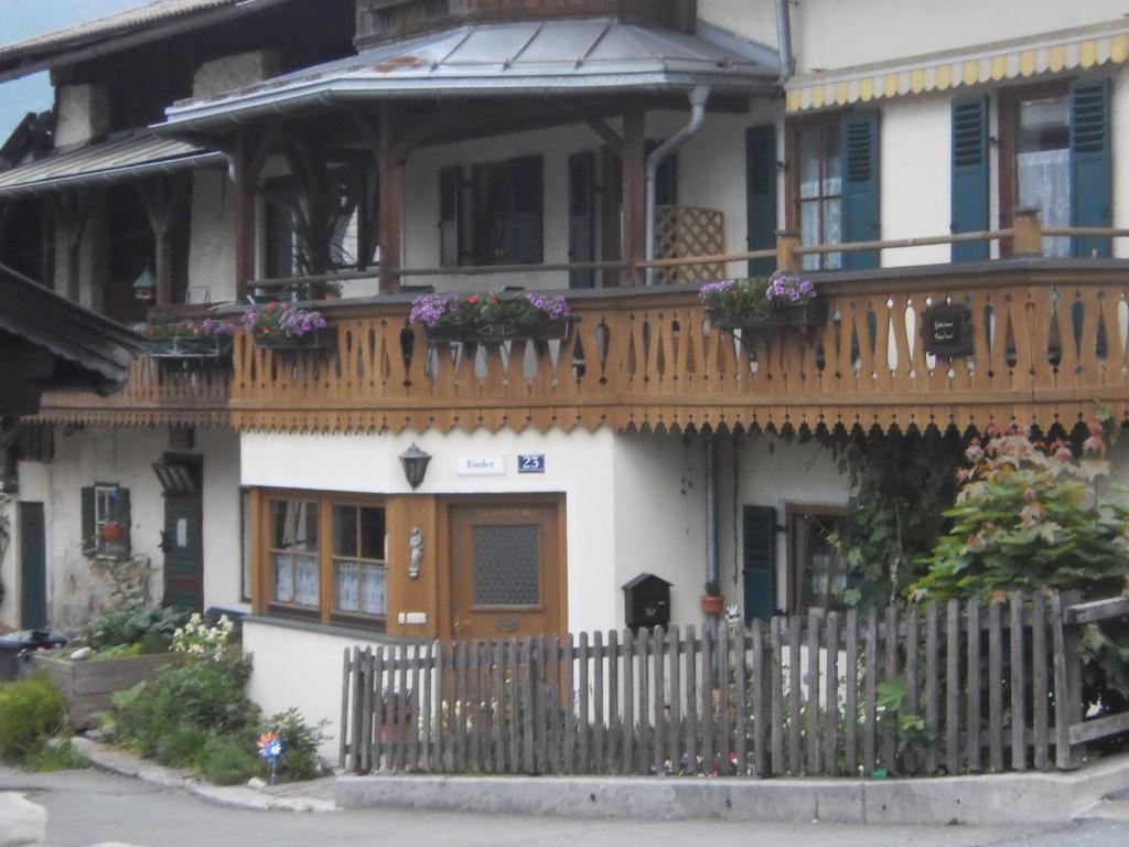 ein Haus mit einem Balkon mit Blumen darauf in der Unterkunft Binderhof in Sankt Johann in Tirol