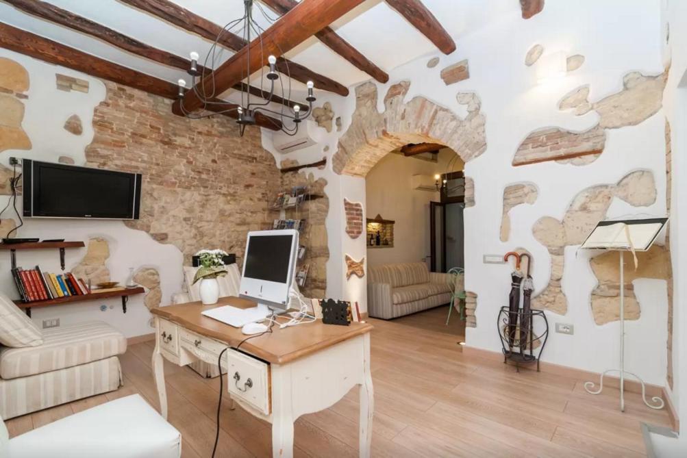 Habitación con escritorio y ordenador. en Archè en Cagliari